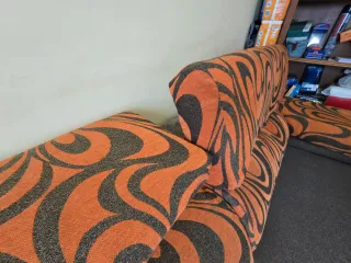 Sofá 3 plazas extensible gris y naranja casi nuevo