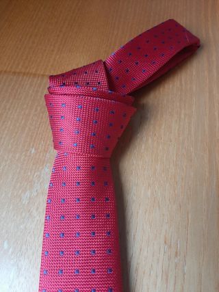 Corbata roja con puntos azules