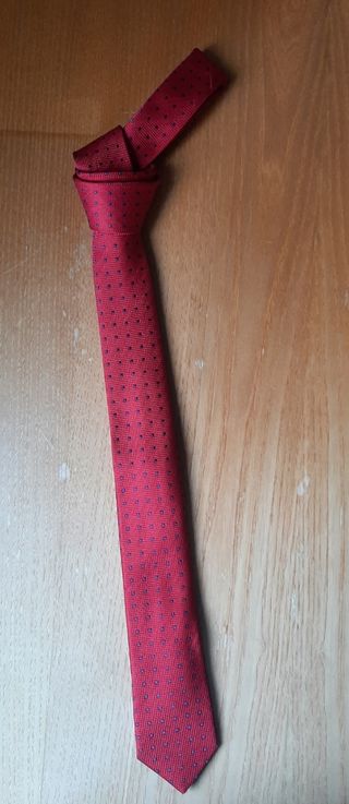 Corbata roja con puntos azules