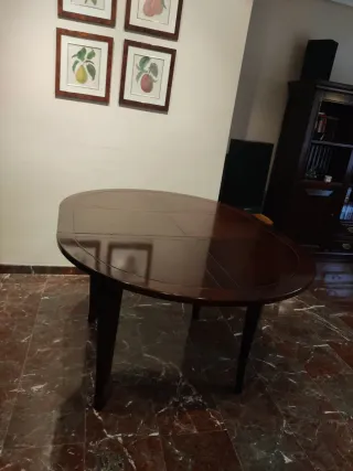 Sillas y Mesa redonda  de 110 extensible de mader
