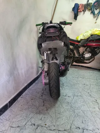 Scooter Beta ARK rosa y negro