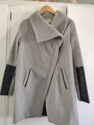 Abrigo gris con mangas de cuero