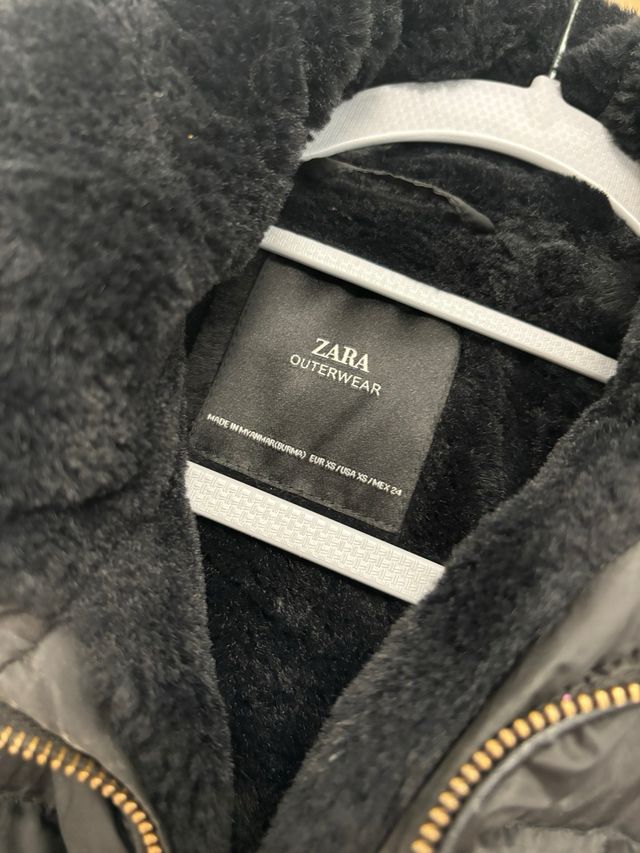 Chaquetón negro acolchado con cremallera dorada