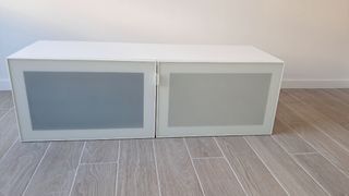 Mueble bajo blanco con puertas de cristal
