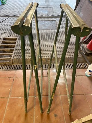 Caballete metálico plegable