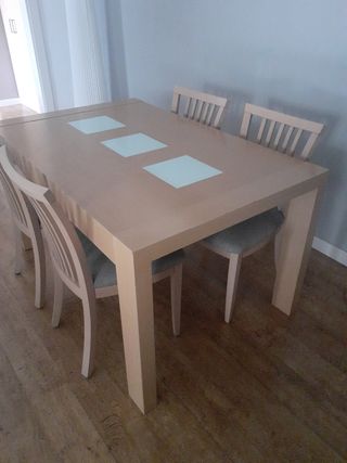 Mesa comedor extensible y 4 sillas
