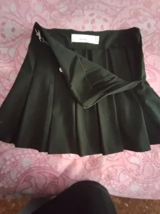 Faldas 
Bershka negra plisada y blanca 