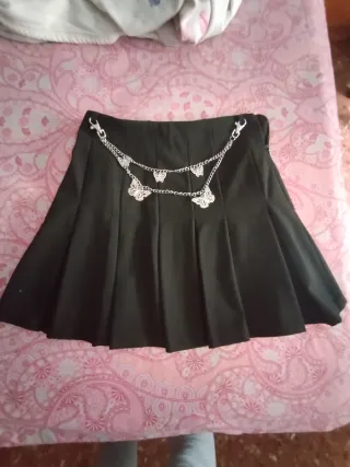 Faldas 
Bershka negra plisada y blanca 