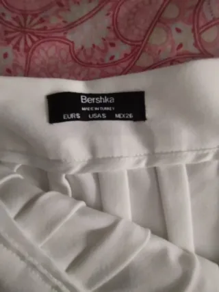 Faldas 
Bershka negra plisada y blanca 