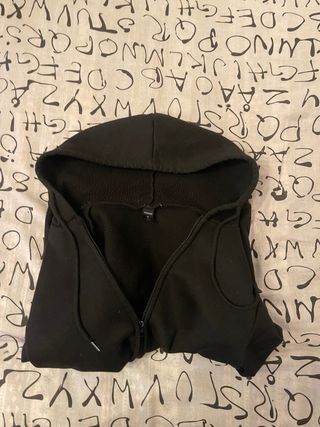 Sudadera negra con cremallera