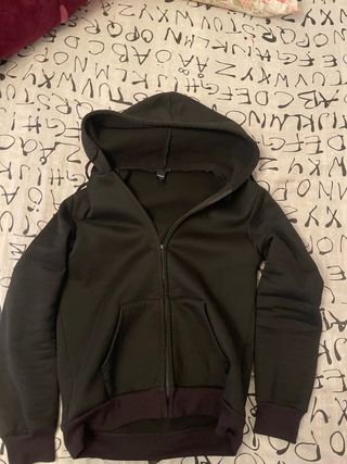 Sudadera negra con cremallera