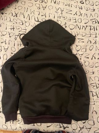 Sudadera negra con cremallera
