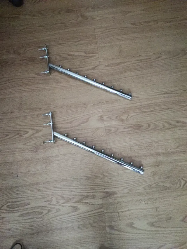 Percheros metálicos plateados ideales para tienda.