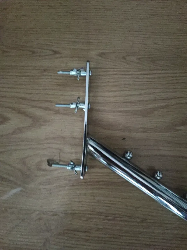 Percheros metálicos plateados ideales para tienda.