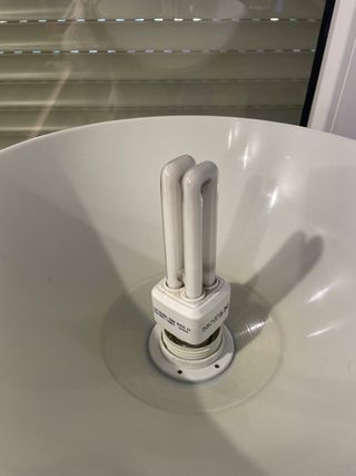 Lámpara de pie Ikea gris y blanca