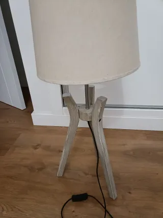 Lámpara de mesa madera y tela beige