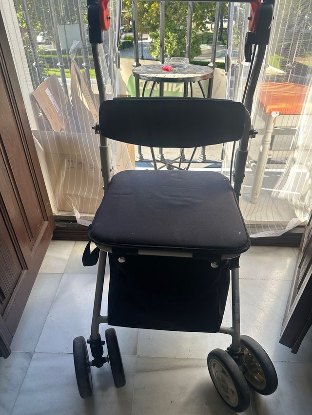 Andador con cesta negra, tiene una quemadura