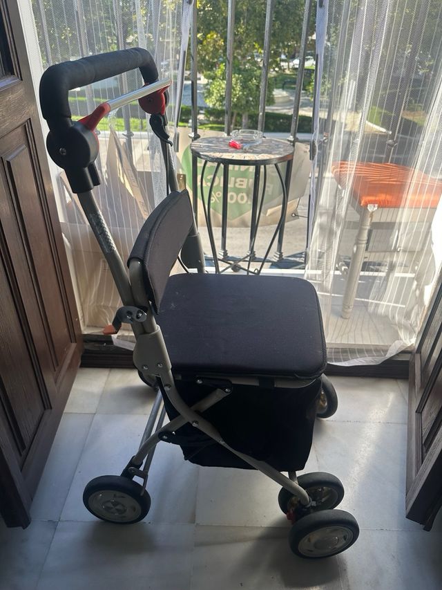 Andador con cesta negra, tiene una quemadura