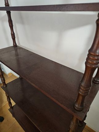 Estantería de madera oscura