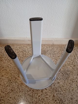 Banco blanco de plástico