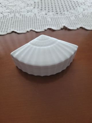 Joyero con forma de abanico blanco