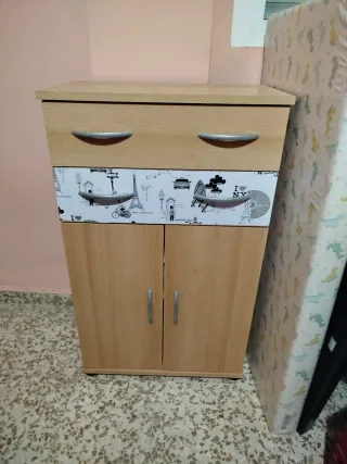 Cómoda con puertas y cajones