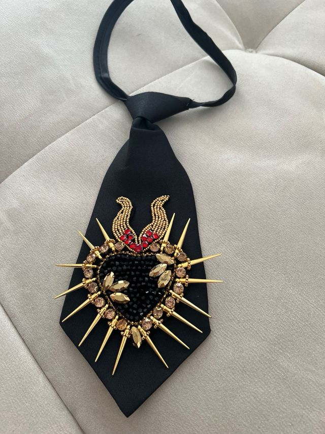 Cravatta nera con cuore borchiato e perline