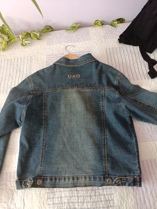 Cazadora vaquera con tachuelas
