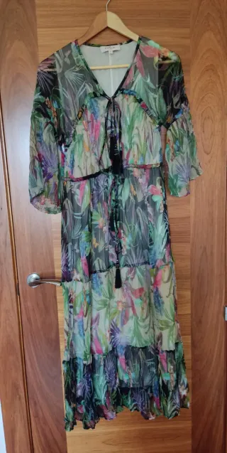 Vestido estampado floral con transparencias.