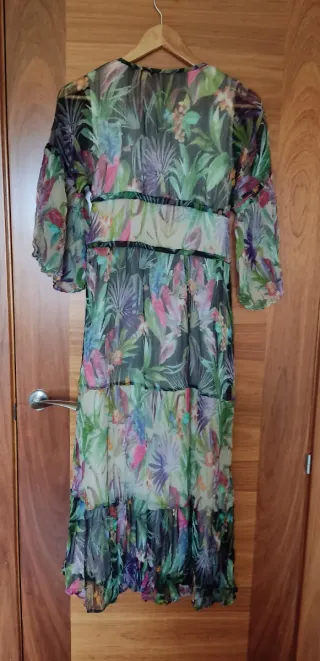 Vestido estampado floral con transparencias.