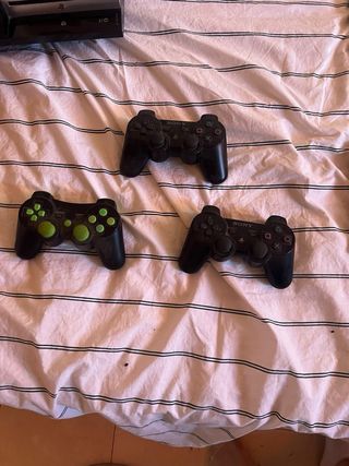 Playstation 3 Negra con 3 Mandos y Juegos