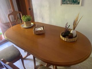 Elegante mesa de comedor de madera