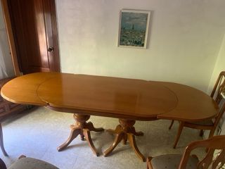 Elegante mesa de comedor de madera