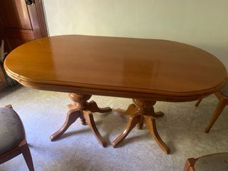 Elegante mesa de comedor de madera