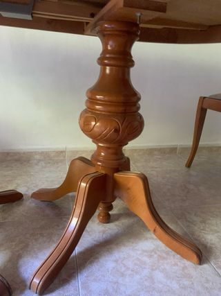 Elegante mesa de comedor de madera