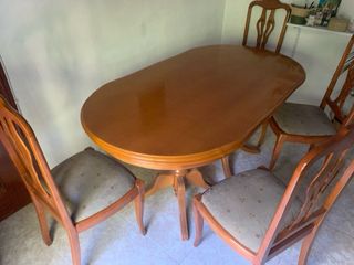 Elegante mesa de comedor de madera