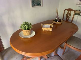 Elegante mesa de comedor de madera
