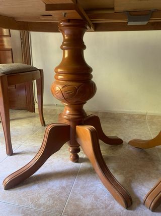 Elegante mesa de comedor de madera