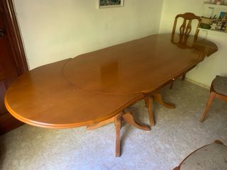 Elegante mesa de comedor de madera