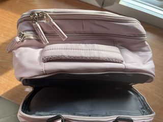 Mochila de viaje beige y rosa