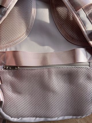 Mochila de viaje beige y rosa