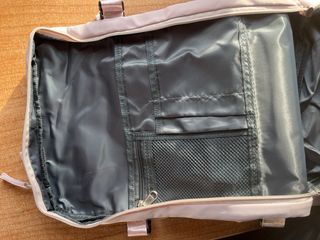 Mochila de viaje beige y rosa