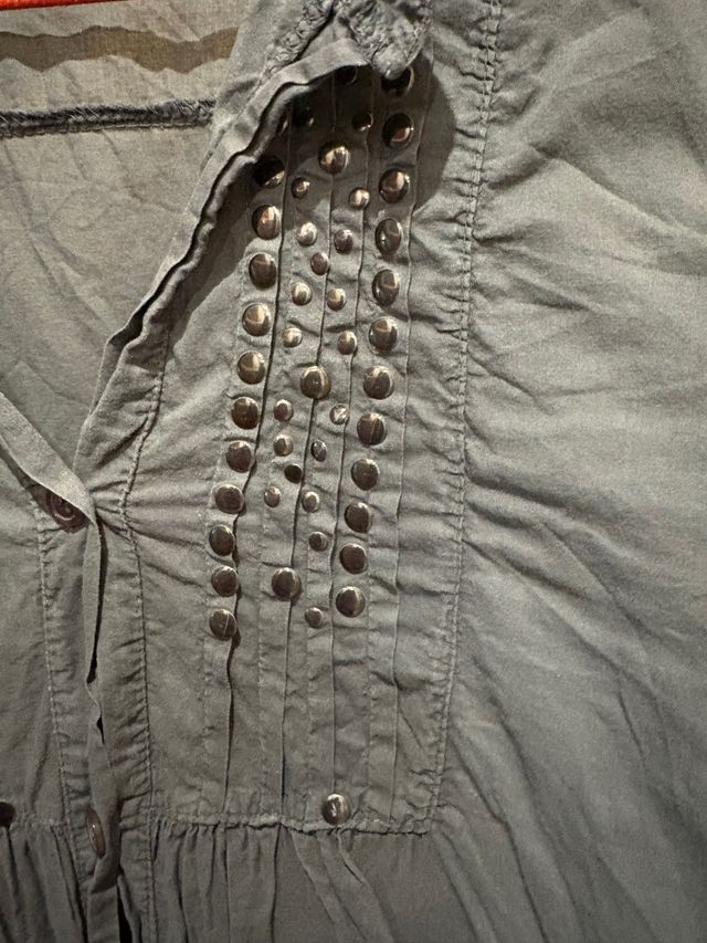 Camisa larga gris con tachuelas M-L