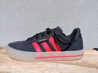 Zapatillas Adidas Negras y Rojas
