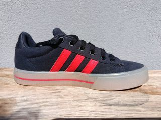 Zapatillas Adidas Negras y Rojas