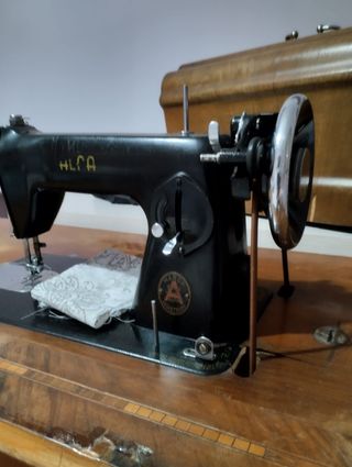 Máquina de coser antigua Alfa
