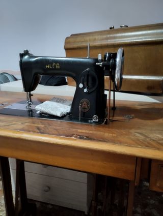 Máquina de coser antigua Alfa