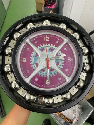 Reloj de pared con diseño de rodamiento