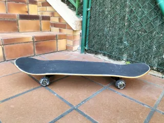 Monopatín negro