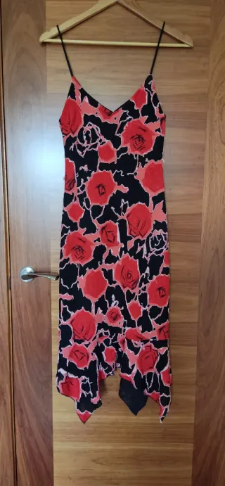 Vestido floral negro y rojo